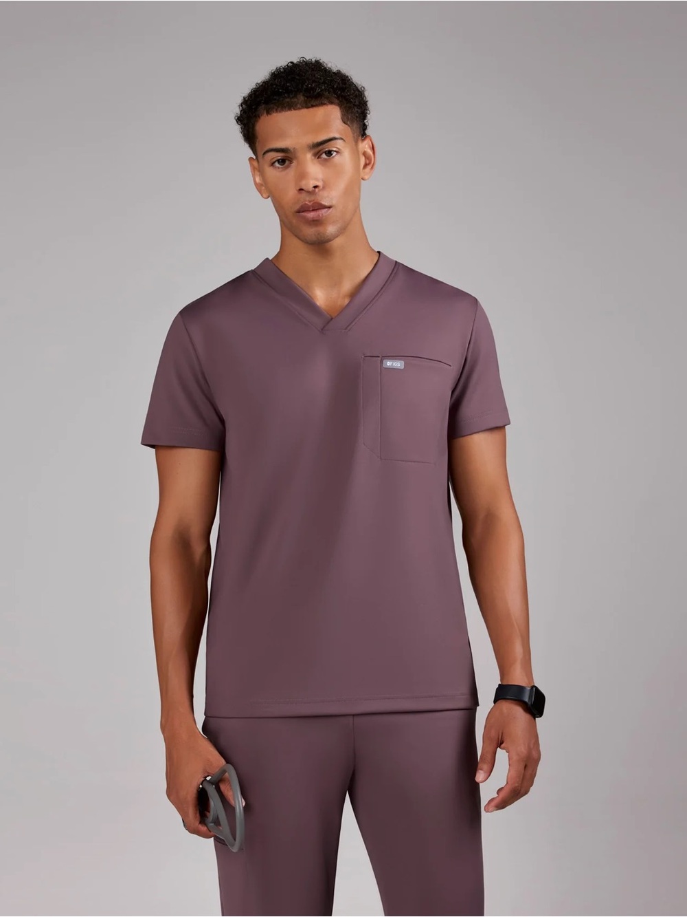 FIGS MENS SCRUB TOP IN PLUM